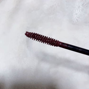 UZU BY FLOWFUSHIのMOTE MASCARA™のBURGUNDYです。
バーガンディーカラーのマスカラを探している時に見つけたものです！
ブラシは真っ直ぐな感じです、色味はとーってもかわい