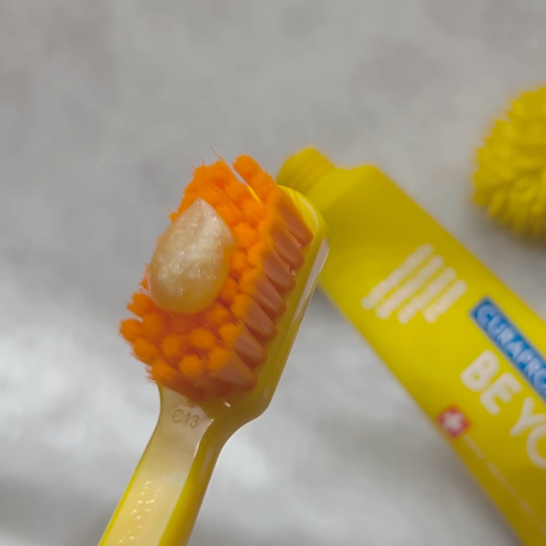 クラプロックスビーユー 歯ブラシ＋歯みがきパック　ピーチ＋アプリコット/CURAPROX/歯磨き粉の動画クチコミ4つ目