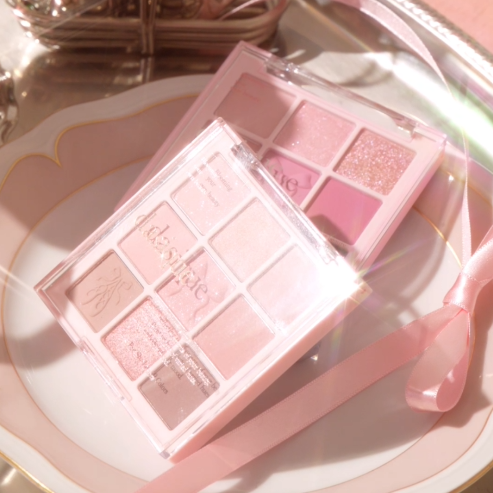 デイジークシャドウパレットもメガ割イベント開催中✨
新作バレエコアコレクションを含めシャドウパレットをご購入いただくと、ブルーミングシングルシャドウ（全10色のうちランダム1色）をプレゼント🎁

淡くきらめくピンクムードが詰まったデイジー