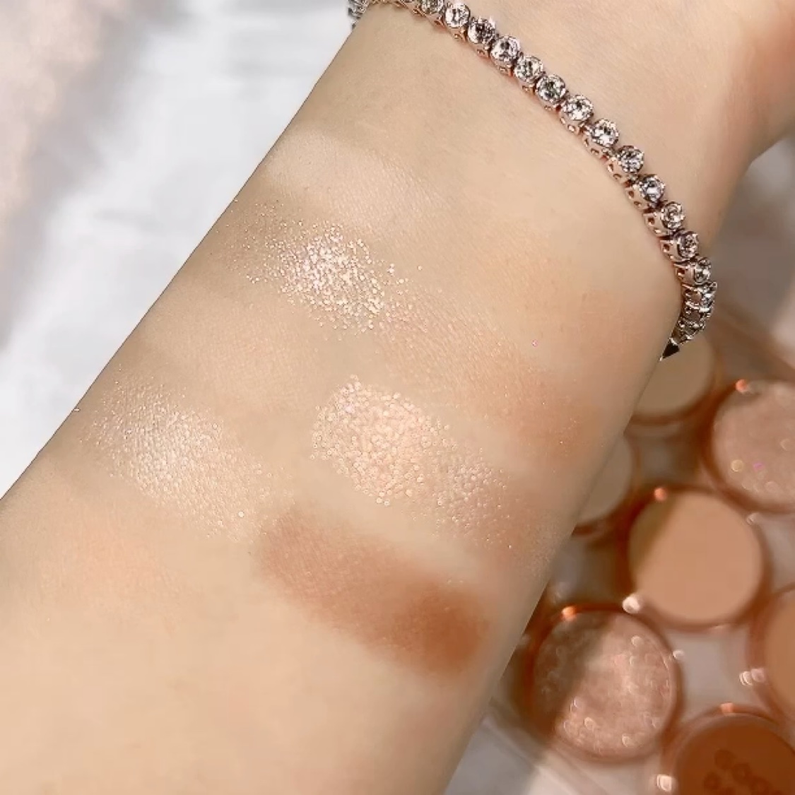 アイカラーパレット/AMUSE/アイシャドウパレットの動画クチコミ3つ目