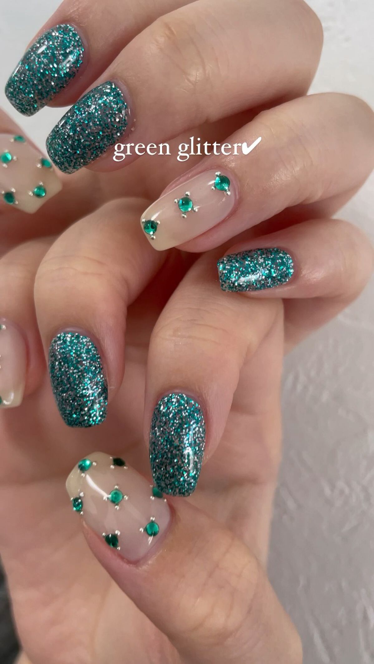#ジェルネイル,#セルフネイル,#ビジューネイル,#キラキラネイル,#みどりネイル,#冬ネイルのネイルデザイン