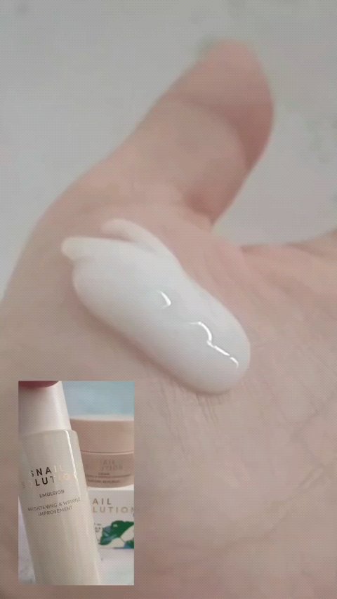 🐌SNAIL SOLUTION EMULSION

カタツムリの粘液ろ過物76％＋セラマイド成分＋3つのシカ成分

しっとりとしたテクスチャーがお肌に滑らかに広がります。

洗顔後すぐに導入美容液として使うのがおすすめ💫

🐌SNAI