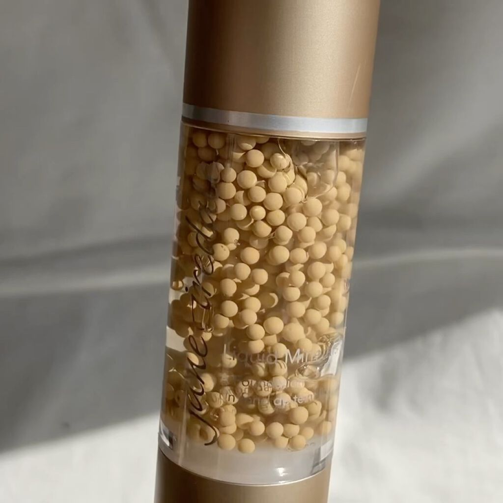 ジェーン・アイルデール リキッドミネラルのクチコミ「目を引くこちらのファンデーション、なんと美容液とファンデが混ざりあって出てくるという斬新なコス.....」（2枚目）