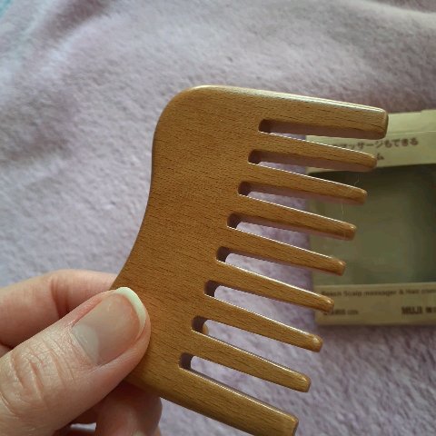 頭皮のマッサージもできるブナ材ヘアコーム/無印良品/その他を使ったクチコミ（2枚目）