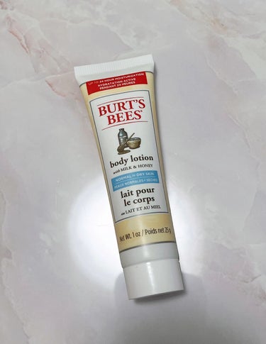 BURT'S BEES ミルク&ハニーボディローションのクチコミ「BURT'S BEES
ミルク&ハニーボディローション

ハワイのお土産でいただいた〜♡

肌.....」（1枚目）