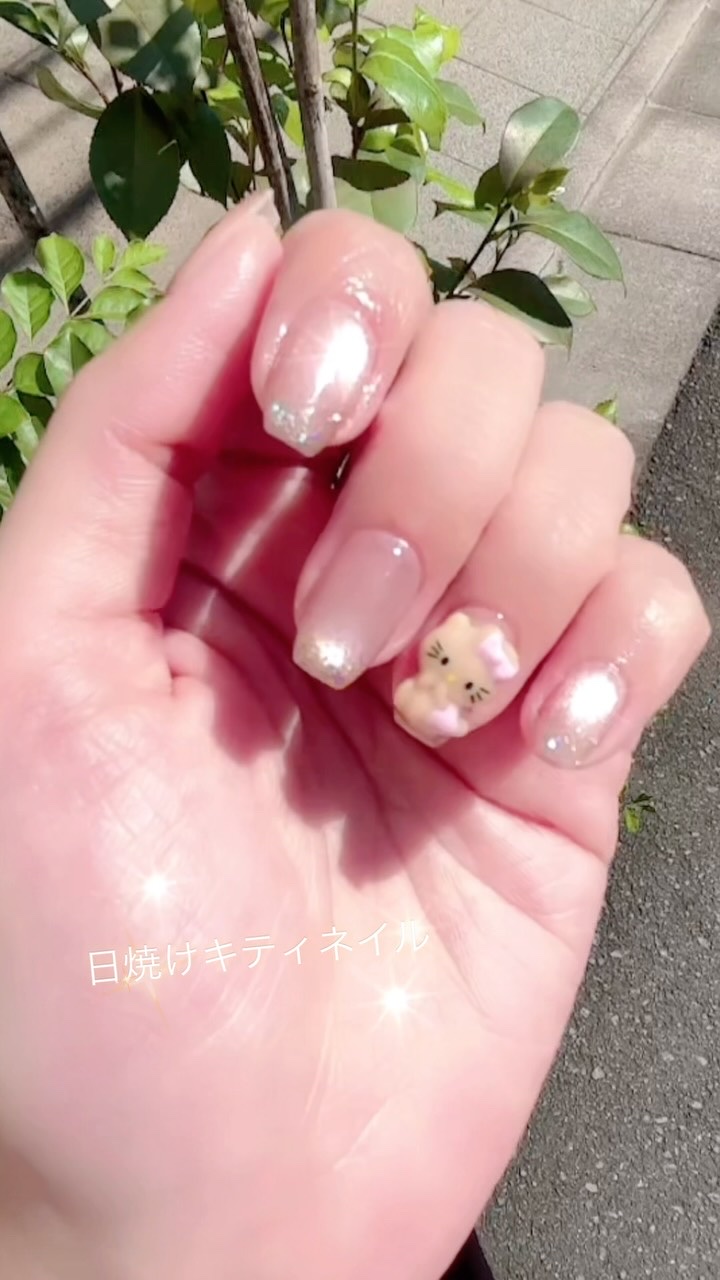 ネイル更新💅💕💕
日焼けキティ🍎のパーツつけて貰った♥️

可愛い〜(♥ω♥*)ｷｭﾝｷｭﾝ♡*゜

#日焼けキティ 
#日焼けキティネイル 
#ネイル 
#nail 
#ちゅるんネイル 
#ちゅるん
#マグネットネイル 
#フラッ