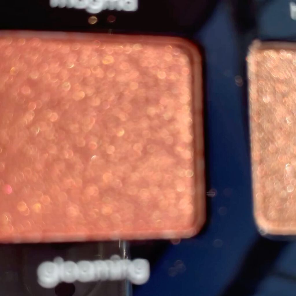 Natasha Denona BRONZE PALETTEのクチコミ「▶︎NATASHA DENONAブロンズパレット

あまりにラメが美しいのでスウォッチ撮りまく.....」（3枚目）