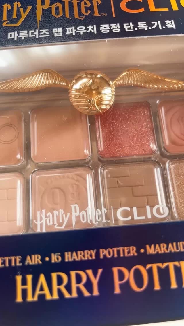 [CLIOハリーポッターコラボ🧹🧙‍♀️]

▶︎CLIO (@cliocosmetics_jp )
▷ﾌﾟﾛｱｲﾊﾟﾚｯﾄｴｱｰ
　16 ﾊﾘｰﾎﾟｯﾀｰ

ハリポタ好きは飛び付かずにはいられない❣️
韓国では春先に発売されてオリグロ