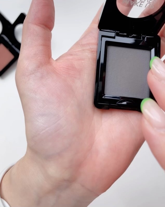 アーティスト シャドウ/MAKE UP FOR EVER/パウダーアイシャドウの動画クチコミ1つ目