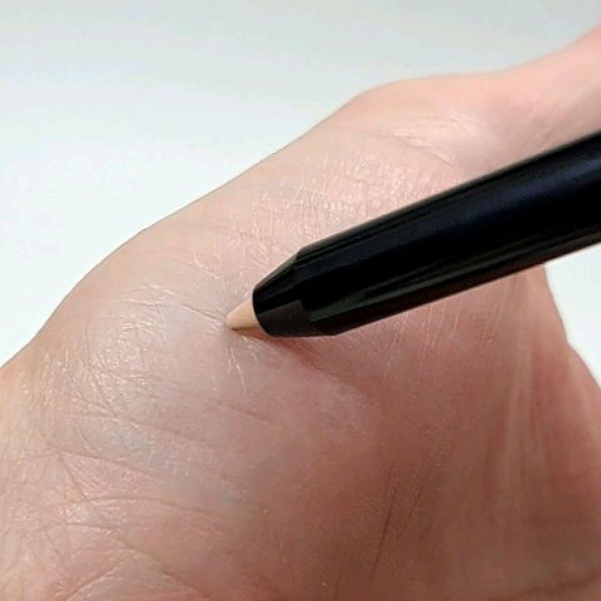 merje カバーアップフィックスペンシルコンシーラーのクチコミ「柔らかくてスッと書けるペンシルコンシーラー。

▶繰り出しタイプだから、いちいち削らなくても○.....」（2枚目）