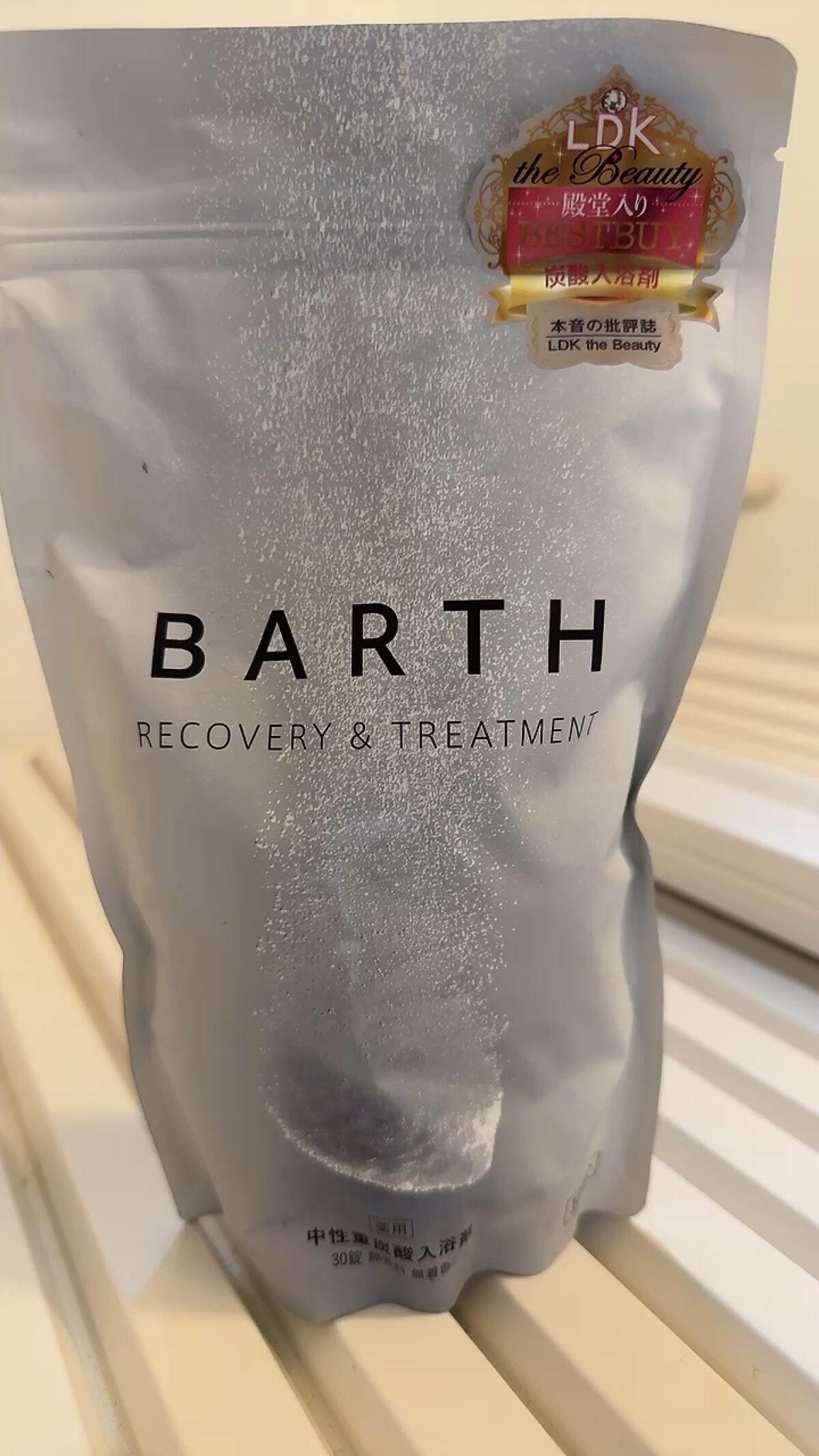 BARTH　中性重炭酸入浴剤　30錠

ずっと気になっていた入浴剤✨✨

しゅわしゅわするのかな⁉️とか、色んなイメージがあったんですが、、、

無色だし、お湯が柔らかくなった⁇

って私は感じました💡

40度くらいのお湯に3つ溶かして