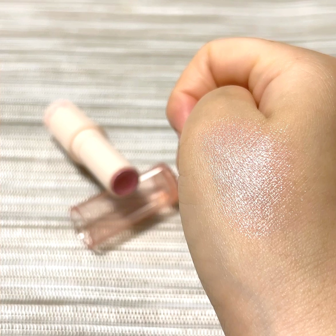 グラッシーミルキートーンアップ /&nd by rom&nd/化粧下地の動画クチコミ4つ目