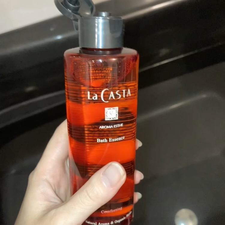アロマエステ バスエッセンス/ラ・カスタ/保湿系入浴剤の動画クチコミ1つ目