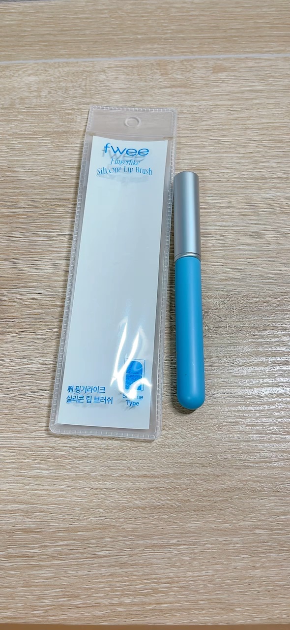 フィー フィンガーライク リップブラシ/fwee/メイクブラシの動画クチコミ1つ目