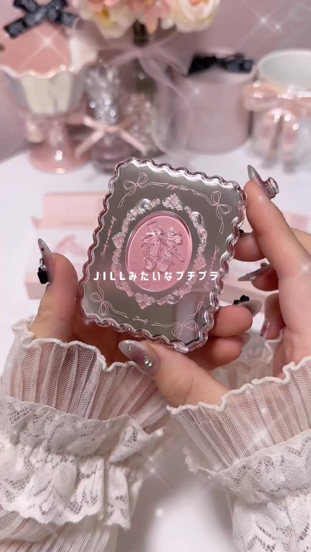 しかも1,650円のガチプチプラです…🦢🩰🤍

かわいい、使いやすい、粉質いいの
三拍子揃った転載天才パレット🪄

明日11/4から発売で、
実店舗だとドンキ、通販だとAmazon・楽天・Qoo10とかで買えるよ！
⁡
﹋﹋﹋﹋﹋﹋