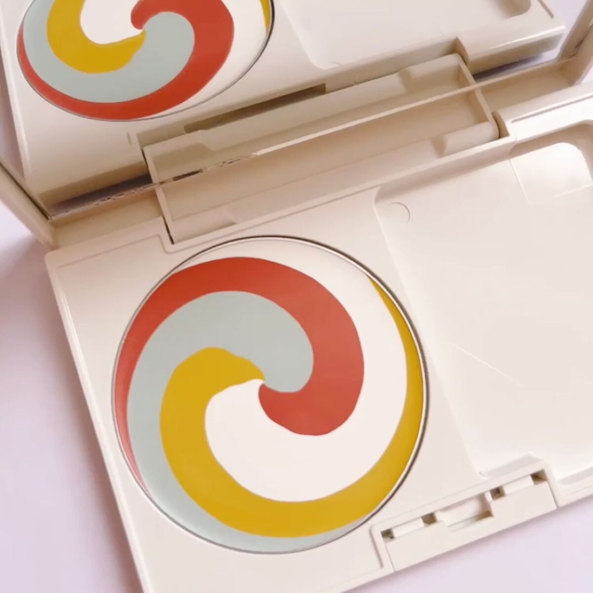 カラーブレンドグローファンデーションN/ディエム クルール/パウダーファンデーションの動画クチコミ1つ目