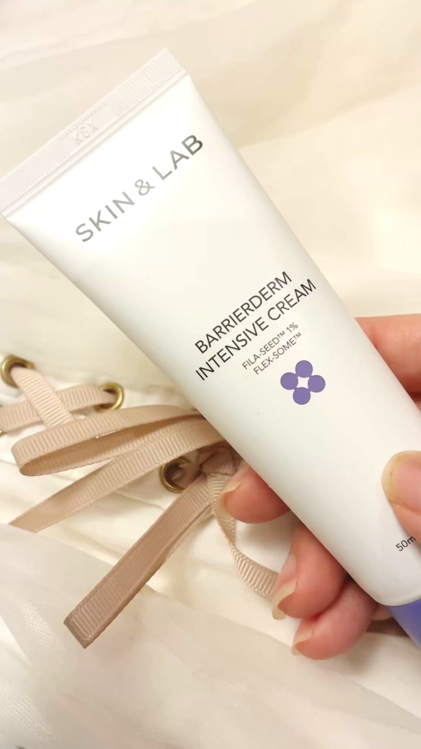 バリアダームクリーム
100ml

好きなのでリピしているクリーム

ふわふわのクリームが気持ちいい！


＜保湿＆ダメージケア＞

フィラグリンやセラミドなど保湿成分をたっぷり配合したクリームバリア機能をサポートし
ダメージ知らずの肌へ
