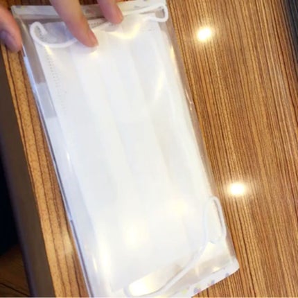 セリア マスクケースのクチコミ「簡単手作りマスクケース😷のご紹介✨
マスクを持ち歩くことが増えたのでクリアファイルを折って作.....」(2枚目)