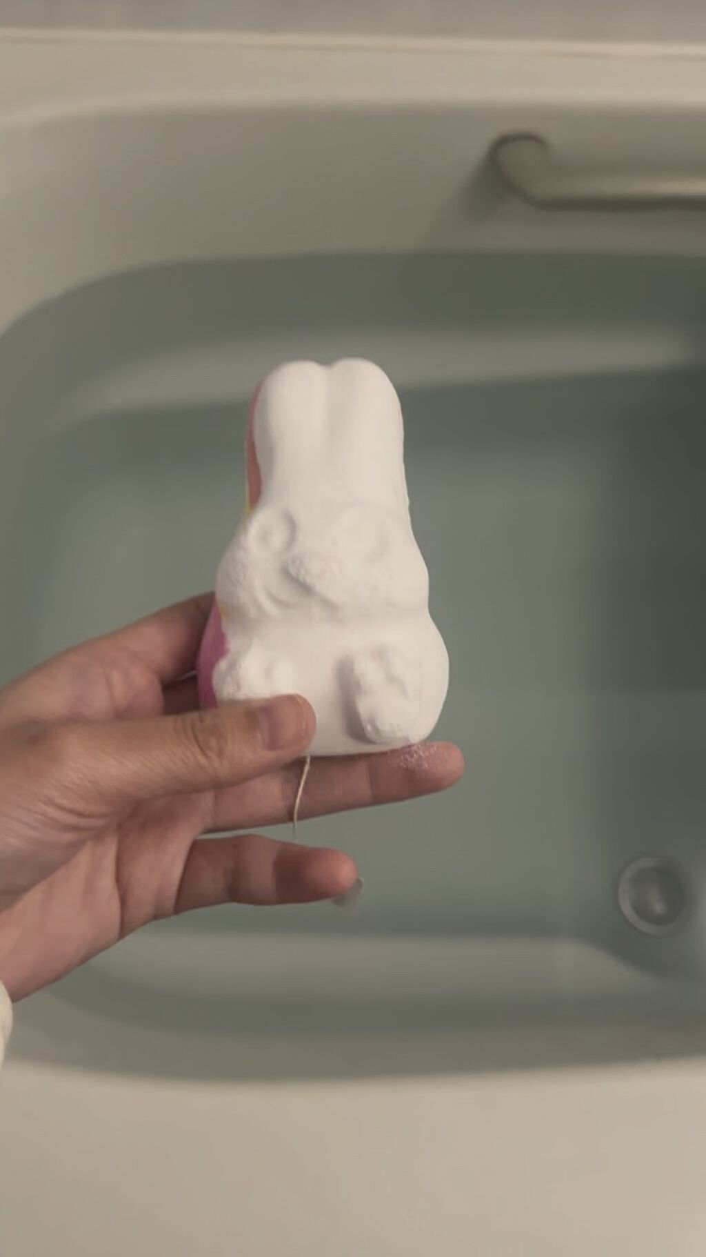 フォロー ザ ホワイトラビット（バスボム）/ラッシュ/炭酸系入浴剤の動画クチコミ5つ目