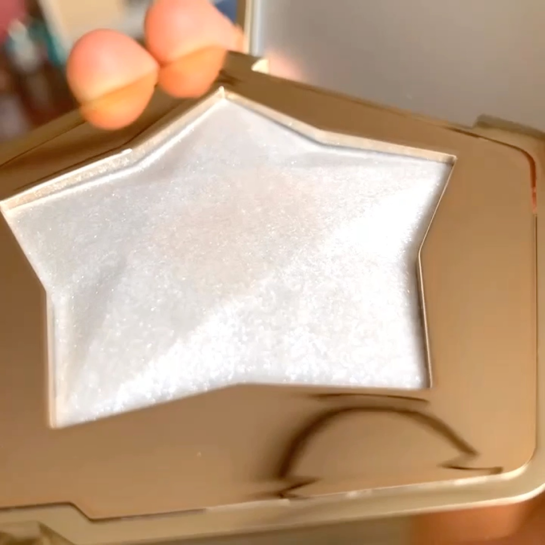 スターダストダイヤモンドハイライトパウダー/PERFECT DIARY/パウダーハイライトを使ったクチコミ（3枚目）