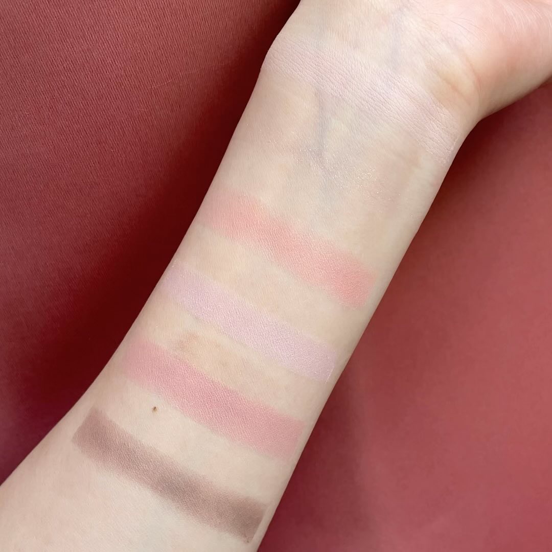 ピンククリスマスキャロルエディション/シャドウパレット+チークセット/Dinto/メイクアップキットの動画クチコミ3つ目