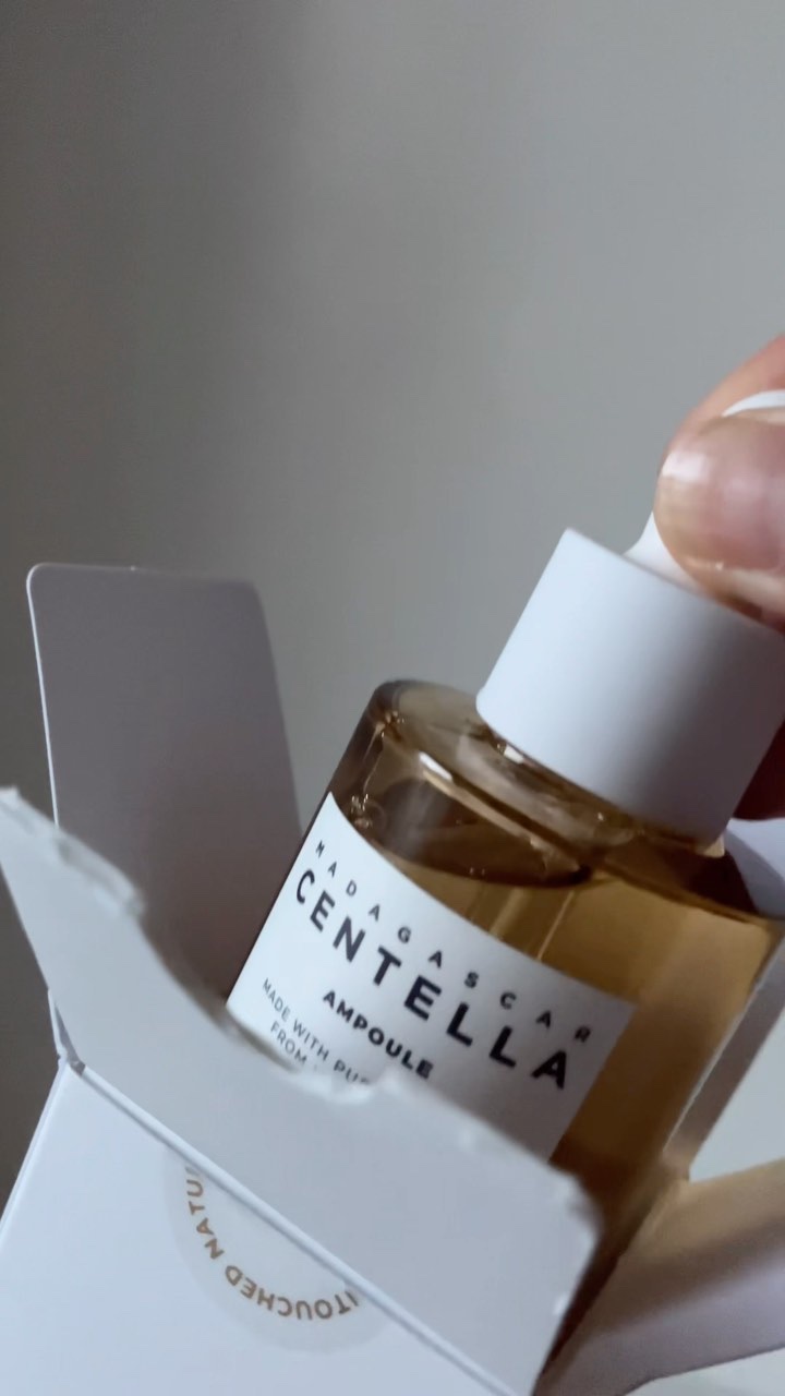ずっと憧れてたSKIN1004のセンテラアンプル。

マダガスカルの高品質センテラエキス100%を詰め込んだ
油水分のバランスが絶妙な鎮静アンプル。

見た目の美しさはもちろん、
乾いた肌にすっとなじむ使用感もすごくいい...

お洒落なデ