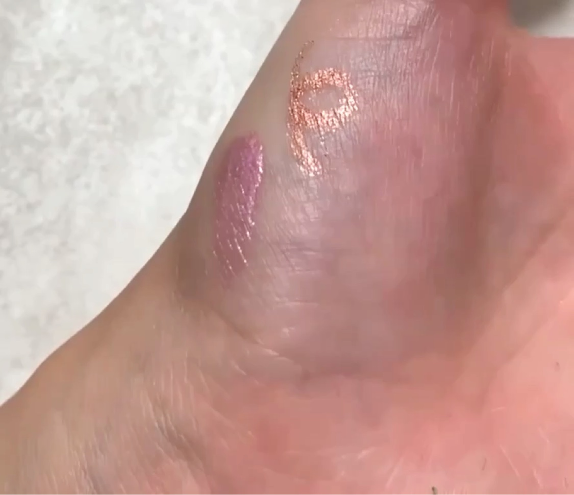 キラメキアイシャドウ スミレ３/WHOMEE/リキッドアイシャドウを使ったクチコミ（1枚目）