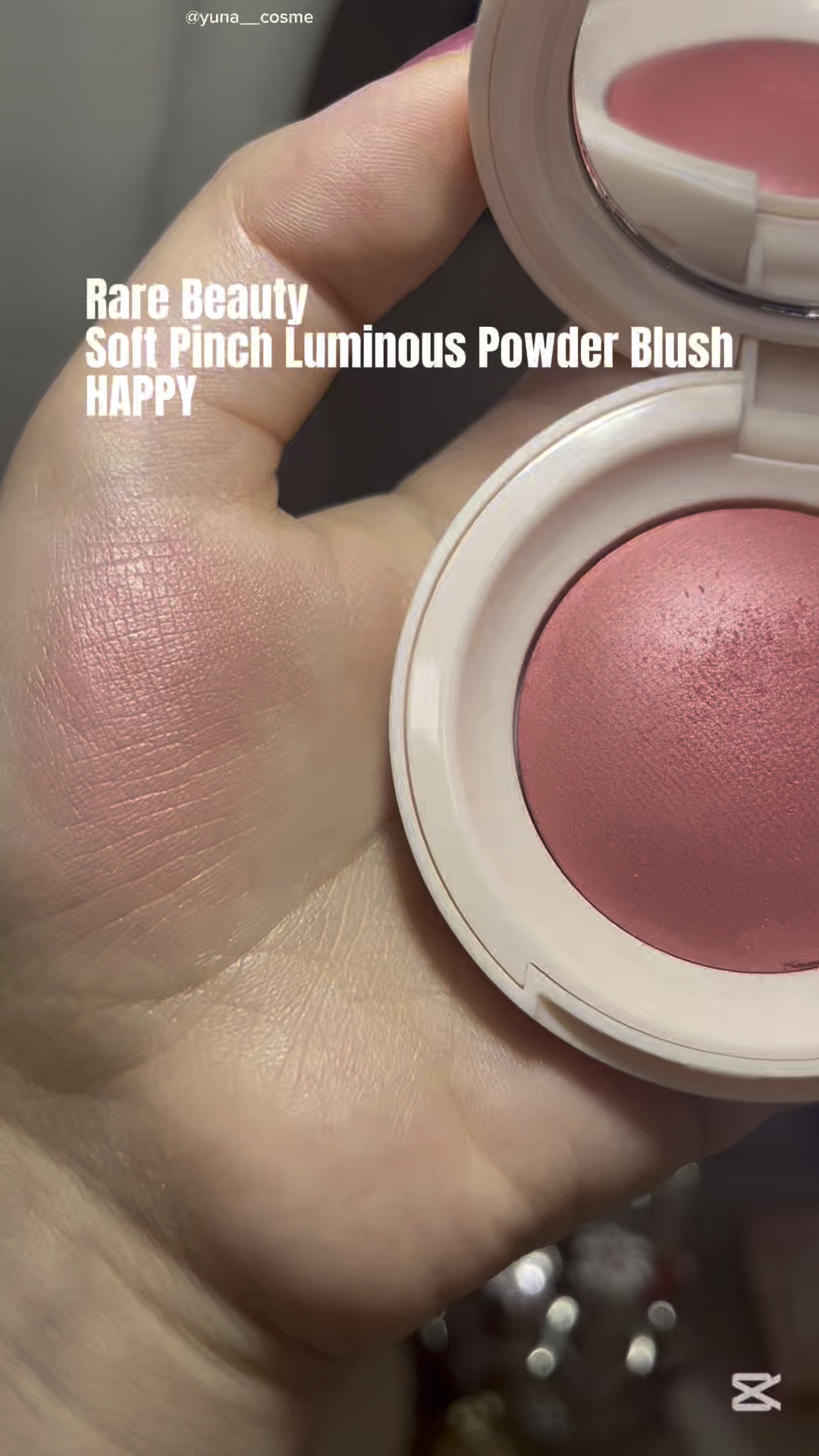 【動画版】魅惑のツヤ感チーク

Rare Beauty
Soft Pinch Luminous Powder Blush
HAPPY

ほんのりコーラル寄りのピンクに細かいゴールドパールが入ったカラーで、このハイライト要らずのツヤ感がとにか