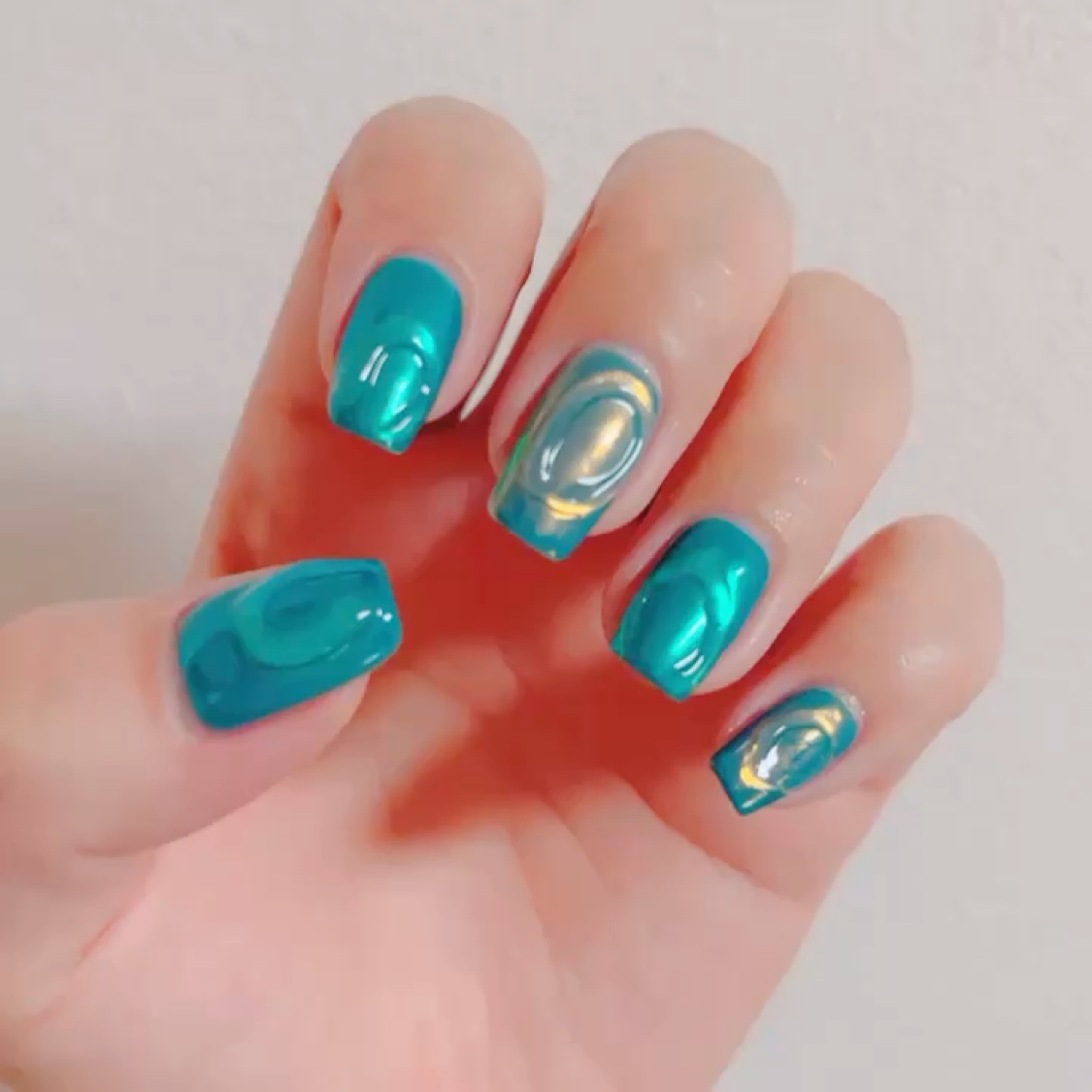 ネイル💅🩵

本当はぷっくりさせるところだけをオーロラでキラキラさせたかったのですが、気に入って使ってるミラパ用のジェルがアルコールでOFFしてもとれないタイプもので急遽このようなデザインになりました😅

またトップコートに変えてリベ