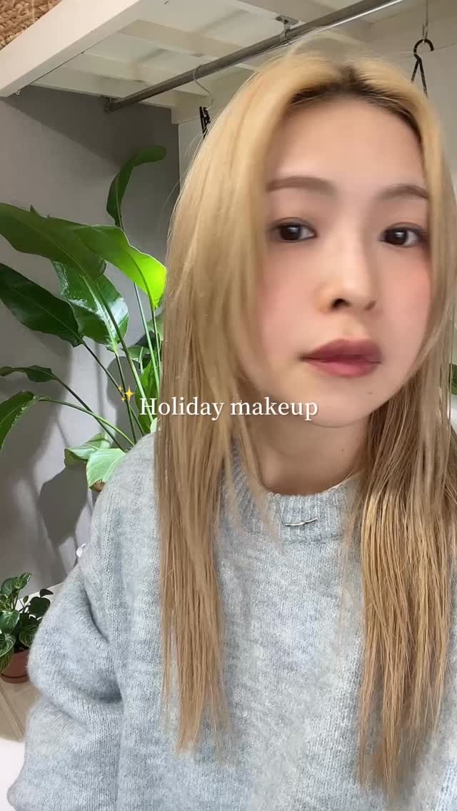Holiday makeup ~
 
明日12/26発売の
エテュセ カラーパレット スペシャル エディション
を使ってこの時期ぴったりのメイクを🫶🏻
　
02シュガーコーラルを使ったよ
　
右上のラメがめちゃめちゃ良い◎
目頭に入れた