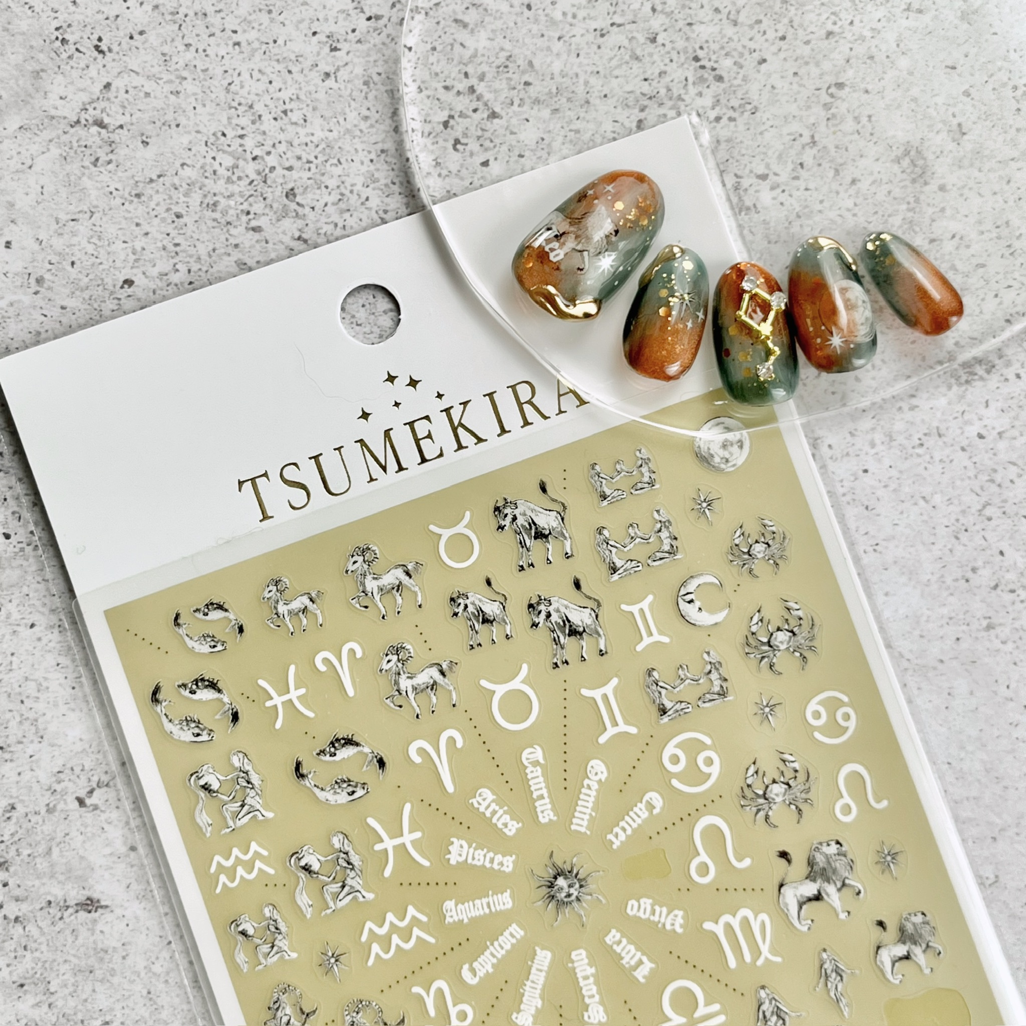 大人カラーの星座ネイル️🦁

星座ネイル・星ネイルって
ブルーやネイビーが多いから
今回は敢えて
あまり見かけない色で作ってみたくて
獅子座のイメージで
ブラウン＆グリーン系にしてみた！

••┈┈┈┈••

TSUMEKIRA

【NN