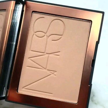 NARS ブロンズパウダーのクチコミ「NARS、マルチに使える名品パウダー‼️
 
 
“ 人気の「ブロンズパウダー」が、よりスリー.....」（3枚目）