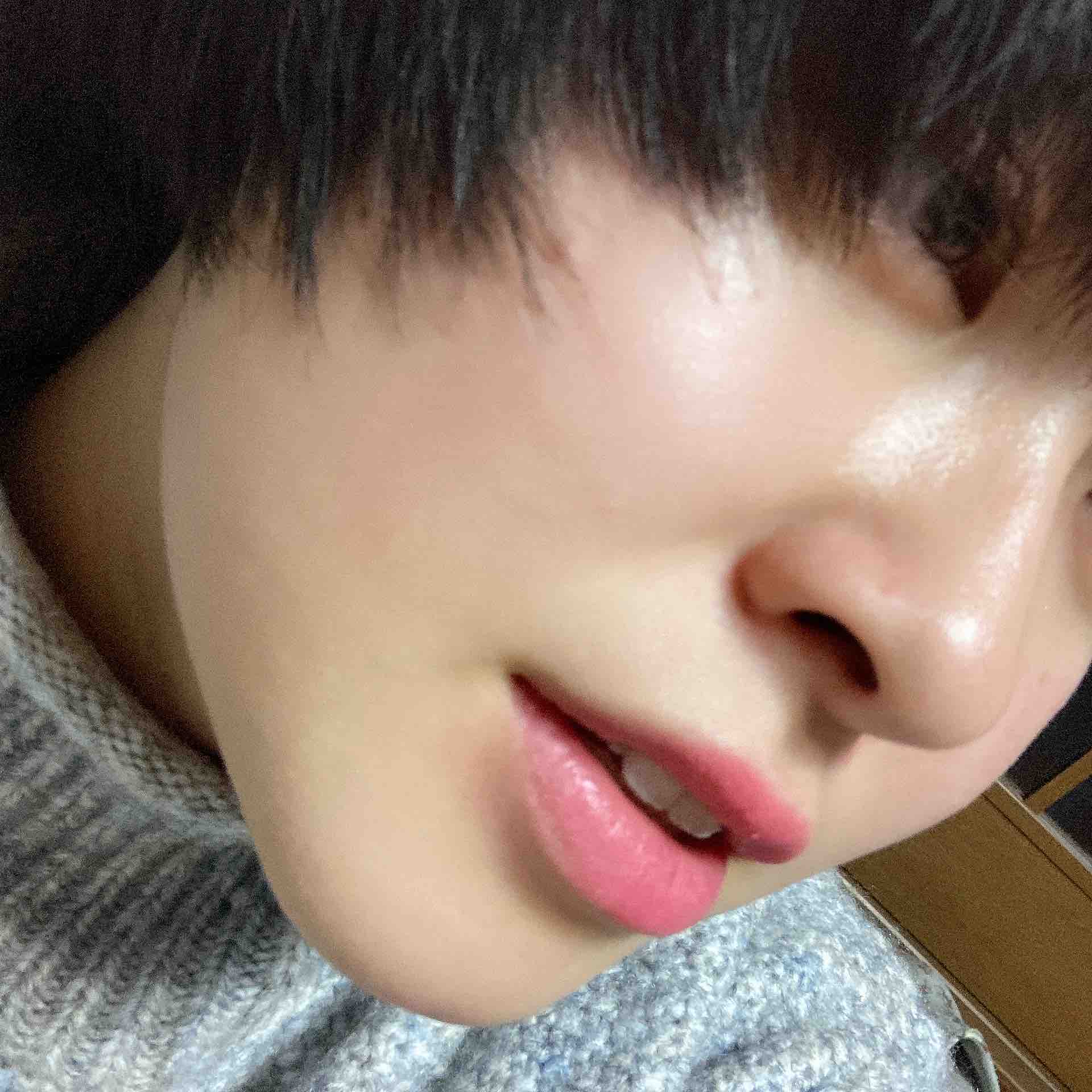 そほ💪床でコスメ撮影