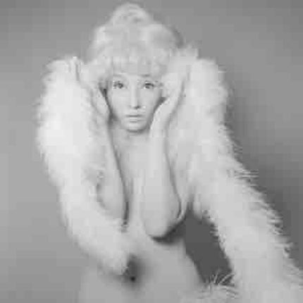 春に生まれた女